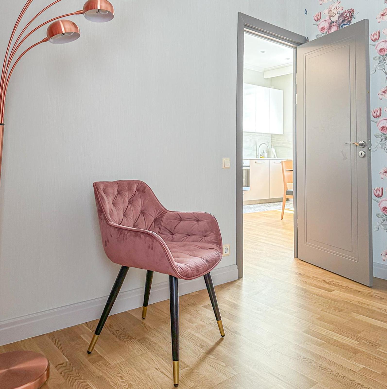 Heart, Space, Loft View, Free Parking Apartment